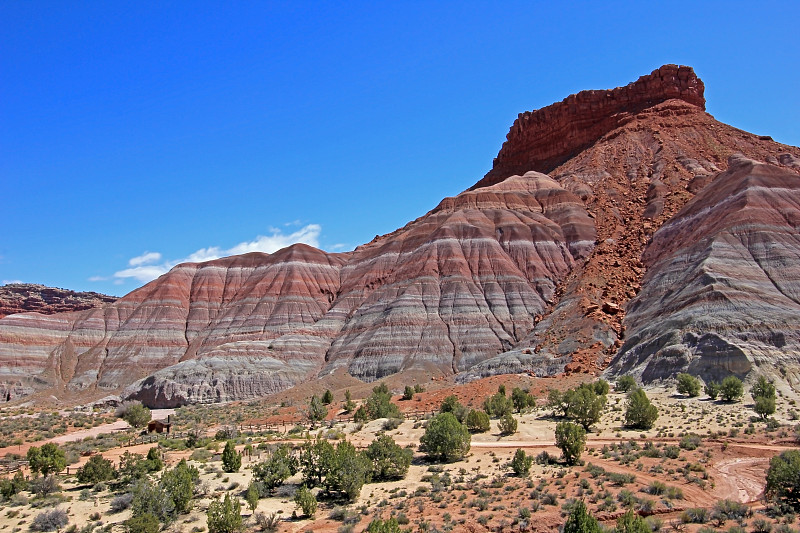 五颜六色的Badland山在老帕里亚，大楼梯Escalante国家纪念碑，犹他州