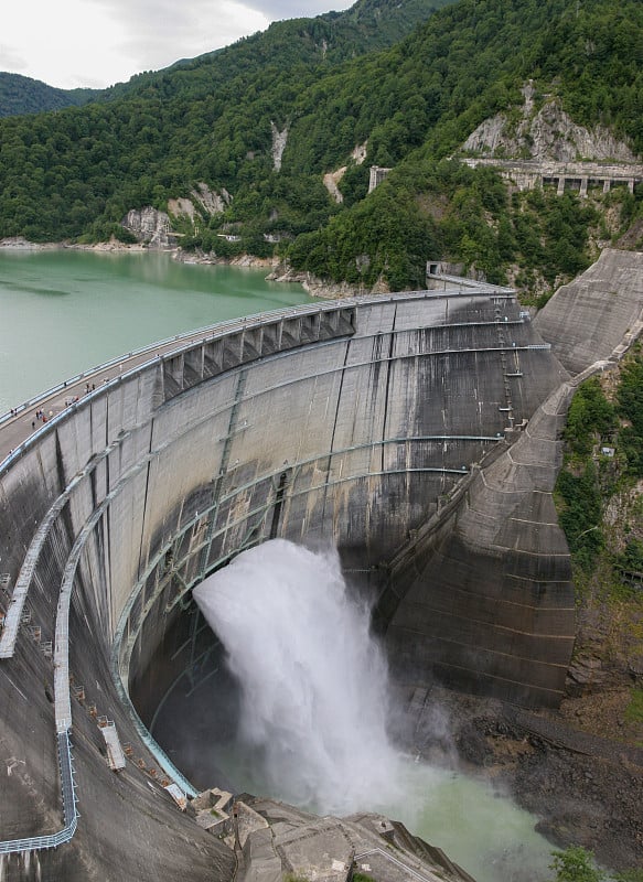 泄洪的水坝