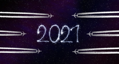 飞行飞机和用夜空上的火花书写的2021年。