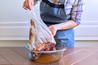 从烹饪包里取出热烤肉的女人