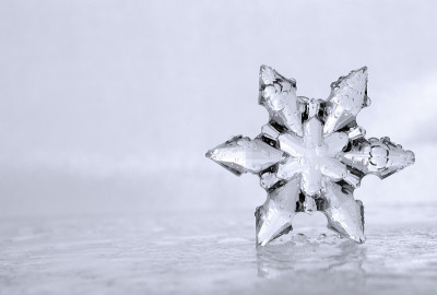 凉爽的冬天雪花与左侧Copyspace