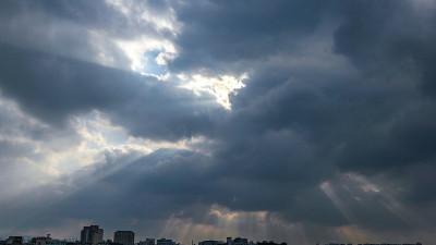 午间暗阵雨云