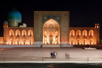 在撒马尔罕，Registan Madrasah在夜晚被照亮