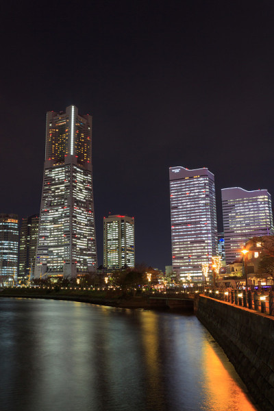 暮色中的横滨Minatomirai摩天大楼