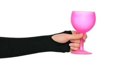 手里拿着酒杯