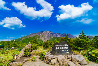 从日本鹿儿岛的云野平观测点拍摄的樱岛山景观