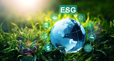 环境、社会和治理的可持续和道德商业。水晶球和ESG图标的绿色背景。利用可再生资源技术减少污染