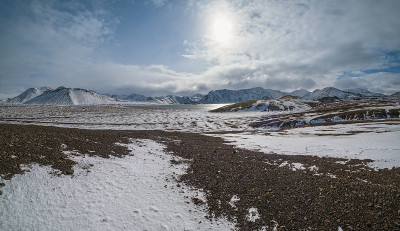 冰岛南部高地，秋天积雪覆盖下多彩的曼那洛格山。山脚下的霜冻湖。