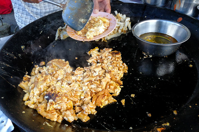 炒红萝卜糕或蔡头粿，马来西亚流行美食