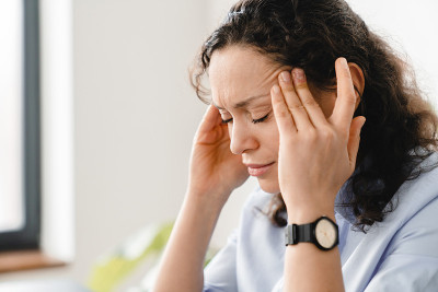中年白人成熟的女商人自由职业者家教老师按摩太阳穴因为头痛偏头痛更年期在家办公室。巨大的在线负荷，截止