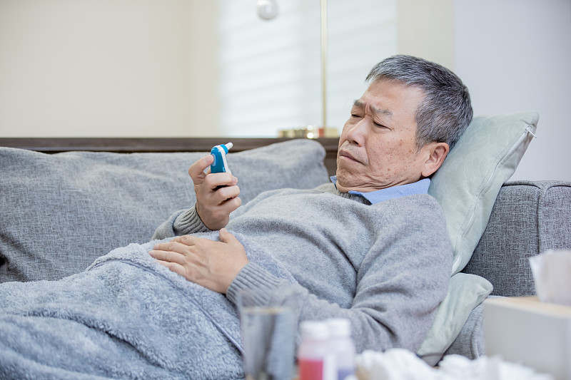 一位亚洲老人发烧了