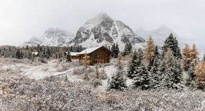 冬天，有山的山谷里有雪白的草地和一间小木屋