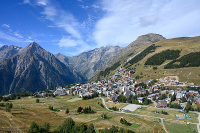 风景与滑雪站Les deux Alpes和阿尔卑斯山峰在夏天，法国Isere