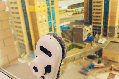 吸尘器机器人清洁高层建筑室外的窗户。