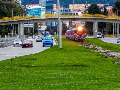 波哥大的街道，有汽车，建筑和火车