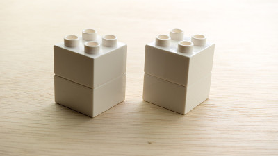 木质表面上的白色塑料积木