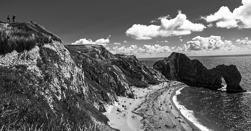 黑色和白色的Durdle Door。鸟瞰图。