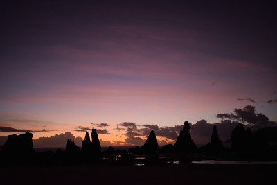 夏日早晨的太阳石岩