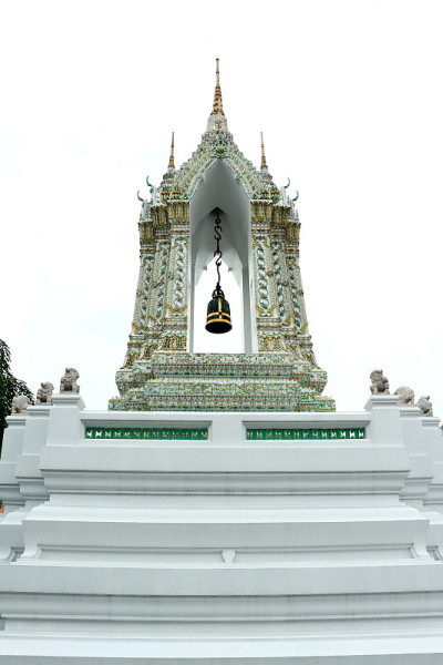 金色等腰结构，精美的泰国寺庙，曼谷