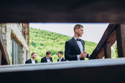 新郎和他的朋友们庆祝婚礼。男人穿西装。男人的情感和友谊。
