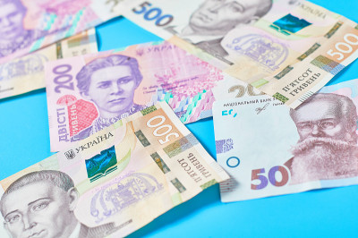 蓝色背景的乌克兰钱币。支付养老金和工资。银行贷款。经营理念