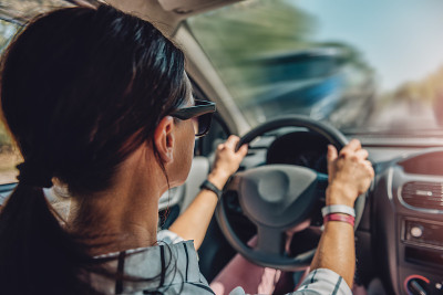 女人驾驶汽车
