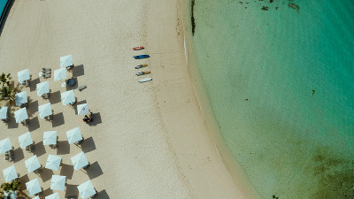 热带海滩和蓝色泻湖