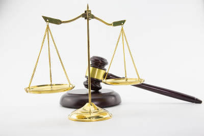 法律顾问为客户提供商业税务建议。