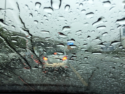 雨滴落在玻璃表面