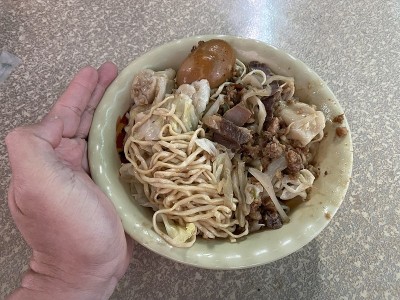 一只手拿着一碗午餐菜单