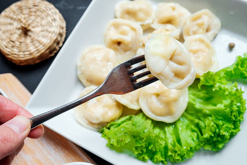 饺子、饺子煮前的饺子——乌克兰的传统食物