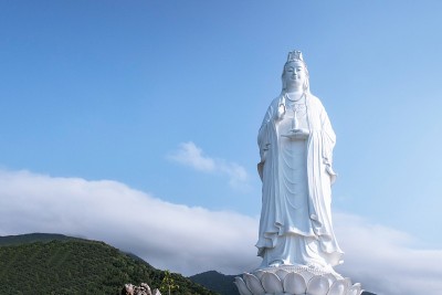 岘港大佛位于岘港松特半岛的林翁塔，距离美溪海滩9公里，或距离岘港市中心14公里。