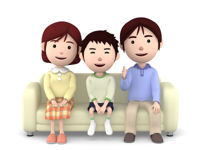 妈妈，爸爸和儿子坐在沙发上。