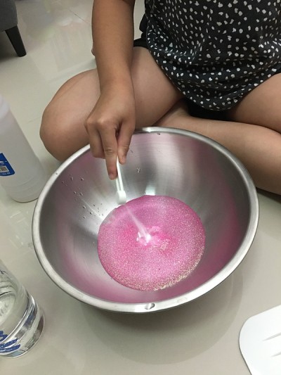 黏液混合在大碗里，在家里玩