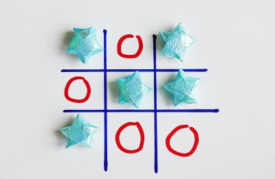 彩色星形纸在井字棋盘游戏