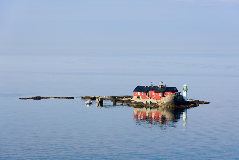 Lighthouse-house