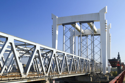 横跨马斯河的铁路桥