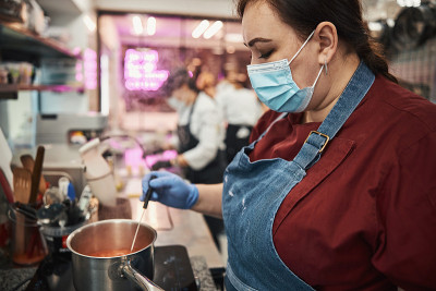 专业的厨房工作人员遵守食品处理安全规程
