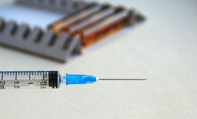 一次性注射器和透明彩色冠状病毒疫苗