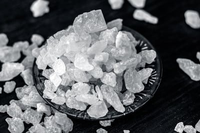 冰糖或方糖放在玻璃板上的木质表面。
