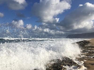 夏威夷考艾岛冬季雨天的波利黑尔海滩。