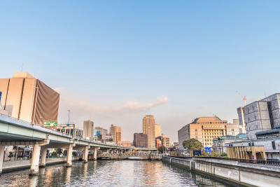 大阪市景-黄昏中之岛区-日本大阪