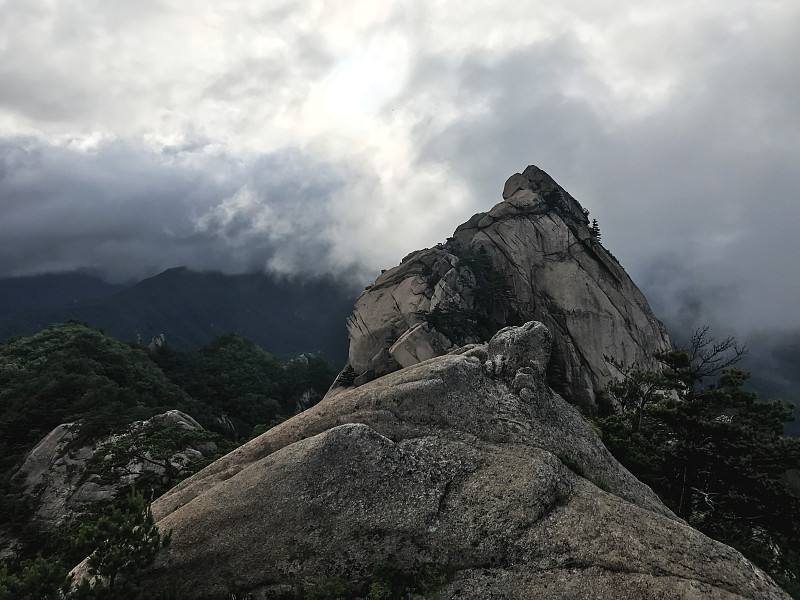 韩国雪山国家公园的大石头