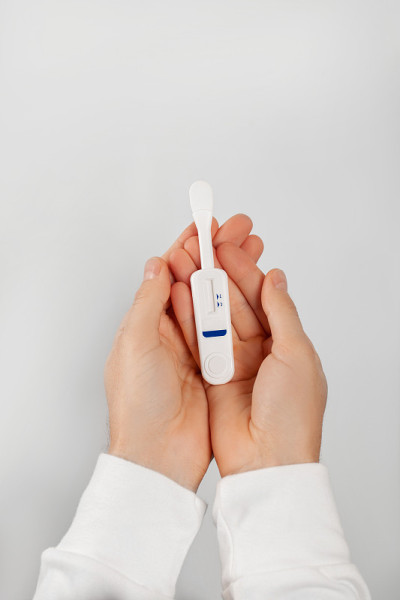 男子持口腔HIV测试在白色背景。