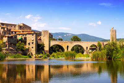 河岸边的中世纪城镇。Besalu