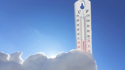 冬天的温度计放在雪地上，显示低的负气温。北方地区的气象条件和气候恶劣的环境。地球气候变化