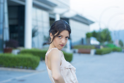 女商人看着镜头