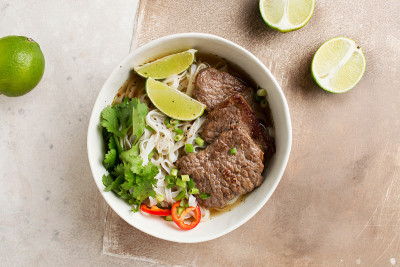 越南Pho-bo汤。米粉和牛肉。亚洲食品。越南菜。酸橙
