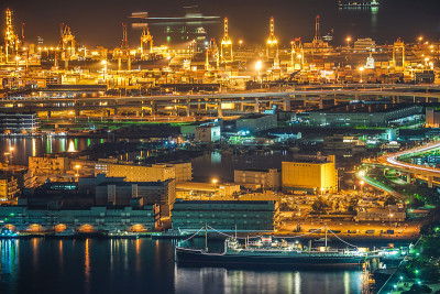 横滨地标塔和河丸的夜景