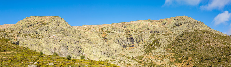 Peñalara冰川马戏团和Peñalara冰川泻湖，在马德里的瓜达拉马山脉。